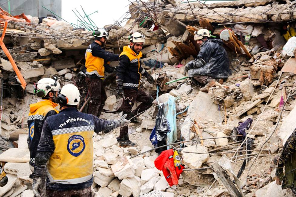 Pelastajat työskentelivät tuhoutuneella kerrostalossa Tarmaninin kaupungissa Syyriassa maanantaina. 