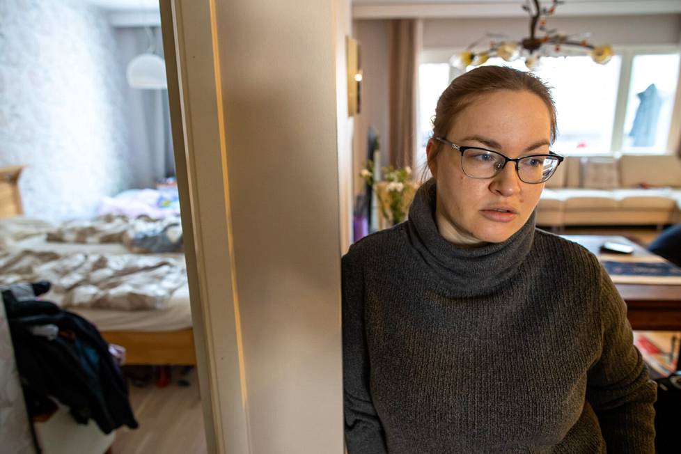 Ukrainalainen Lena Feloniuk asuu nyt tilapäisasunnossa Helsingin Pukinmäessä. Hän jakaa makuuhuoneen siskonsa ja kahden lapsen kanssa. 