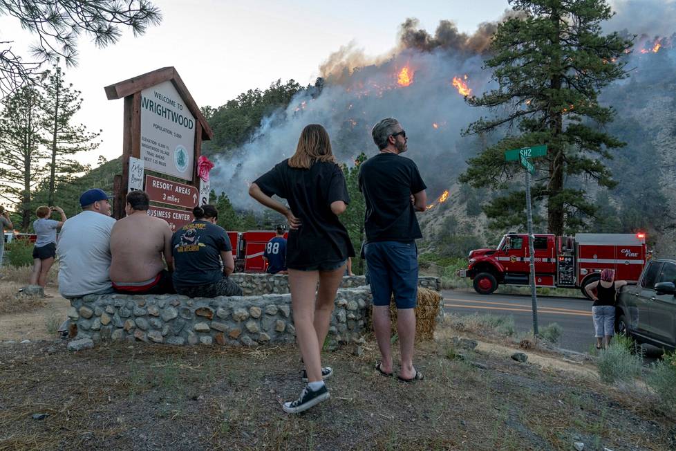 Paikalliset asukkaat seurasivat vierestä, kun metsää paloi lähellä asustusta Wrightwoodissa, Kaliforniassa kesäkuussa 2022. 