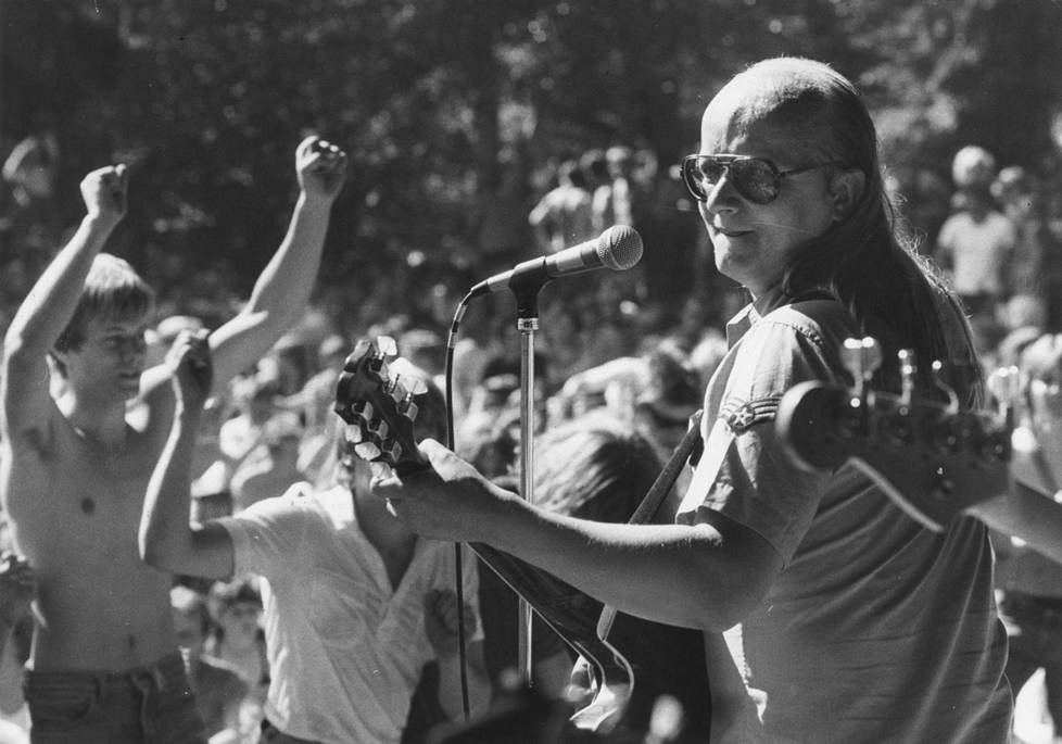 Juice Leskinen lavalla kesällä 1980.