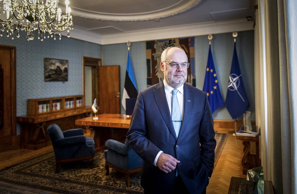 Viron presidentti Alar Karis pitää tärkeänä että Ukraina saa tukea. Hänet kuvattiin työhuoneessaan perjantaina 28. tammikuuta.