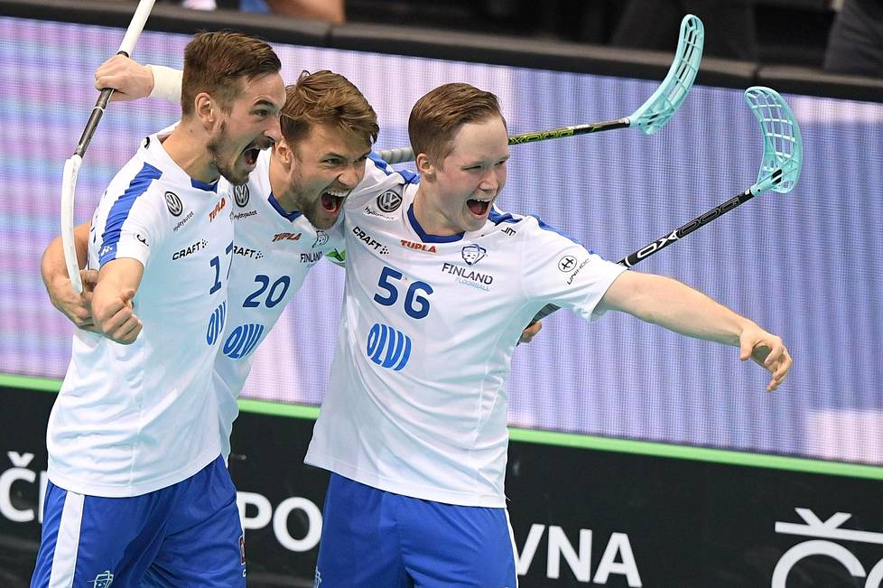 Nico Salo (keskellä) ja muut Suomen pelaajat juhlivat 5-2 -maalia.