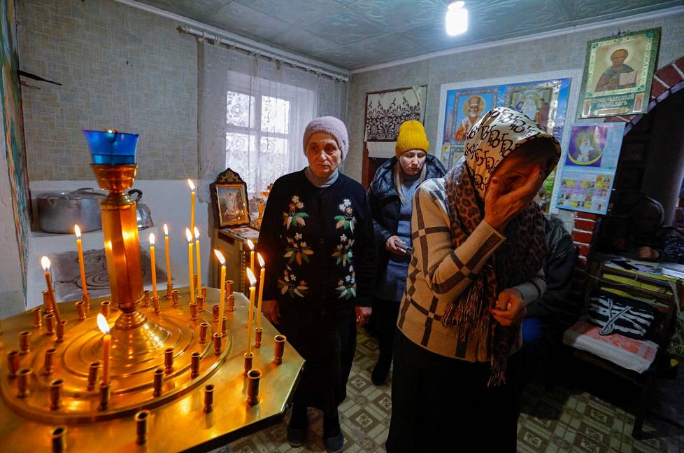 Naisia ortodoksisen jouluaaton jumalanpalveluksessa 6. tammikuuta. Kappeli on pystytetty entiseen asuinrakennukseen Volnovahan kaupungissa Donetskin alueella.