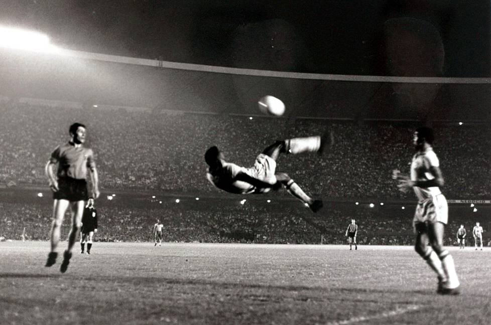 Pelé yrittämässä saksipotkumaalia Maracanã-stadionilla vuonna 1965 Brasiliassa. 