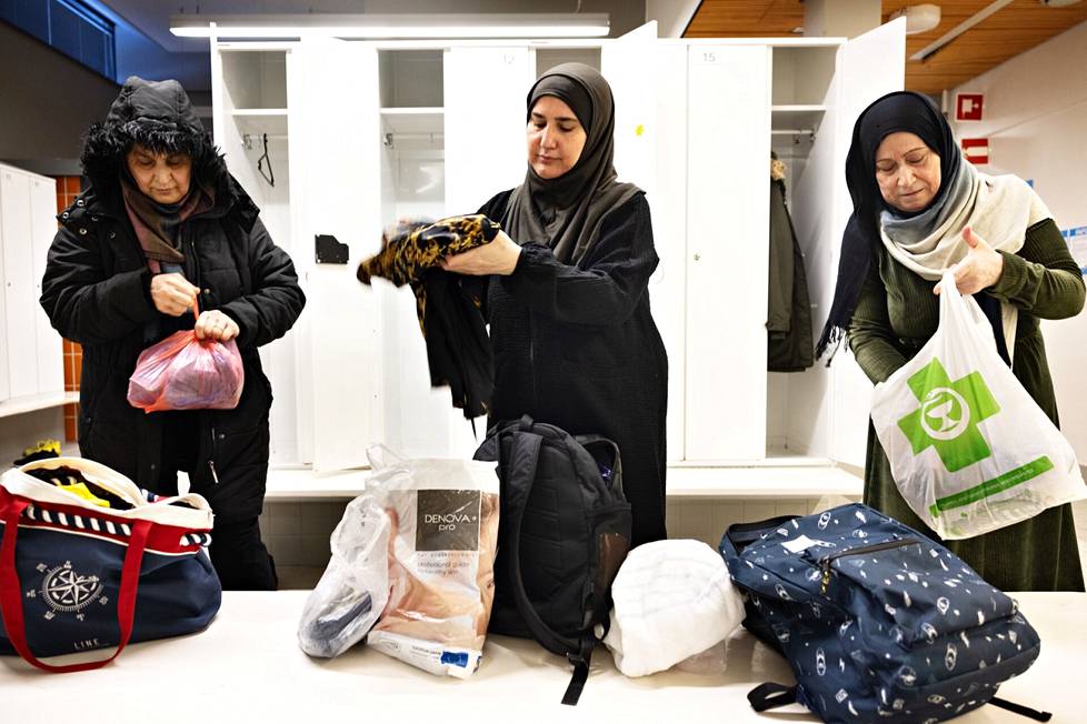 Bayan Faeq Rashid (vas), Nisreen Hussain ja Samira Suleiman pakkaavat tavaroitaan. 
