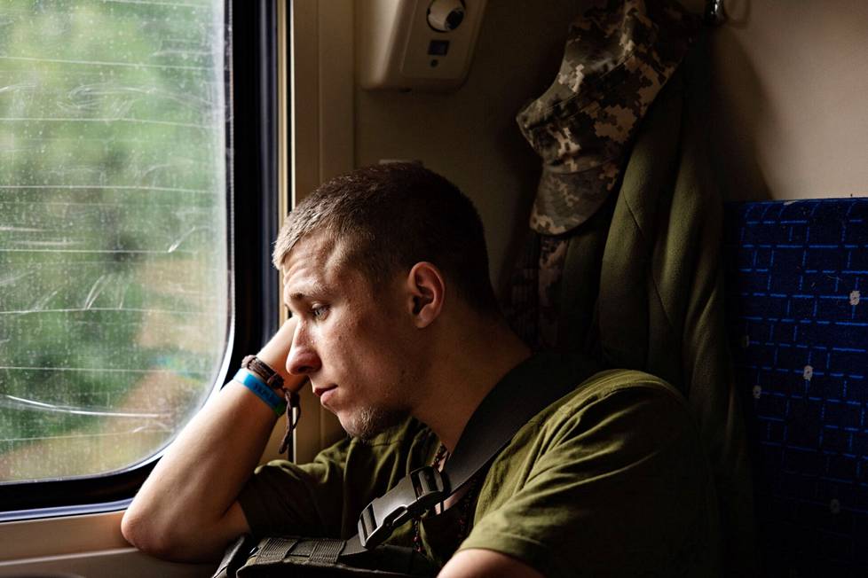 1. kesäkuuta, junalla halki Ukrainan. Ukrainan armeijan sotilas Viktor, 20, oli menossa junalla Lvivissä sijaitsevasta sotilassairaalasta kotiseudulleen sairaslomalle. Viktor haaveilee kalastavansa Dnipro-joella muutaman päivän ennen kuin hänet kutsutaan takaisin rintamalle. 