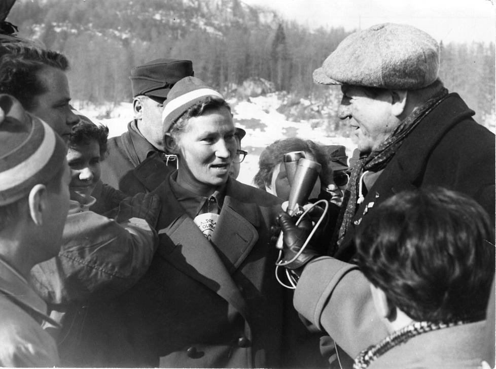 Siiri Rantanen median ympäröimänä Cortina d’Ampezzon olympialaisissa vuonna 1956.