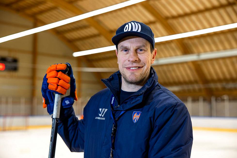 Ville Niemisen hymy oli tuttua tavaraa hänen pelivuosinaan, eikä virne ole hävinnyt, vaikka rooli on vaihtunut valmentajaksi.