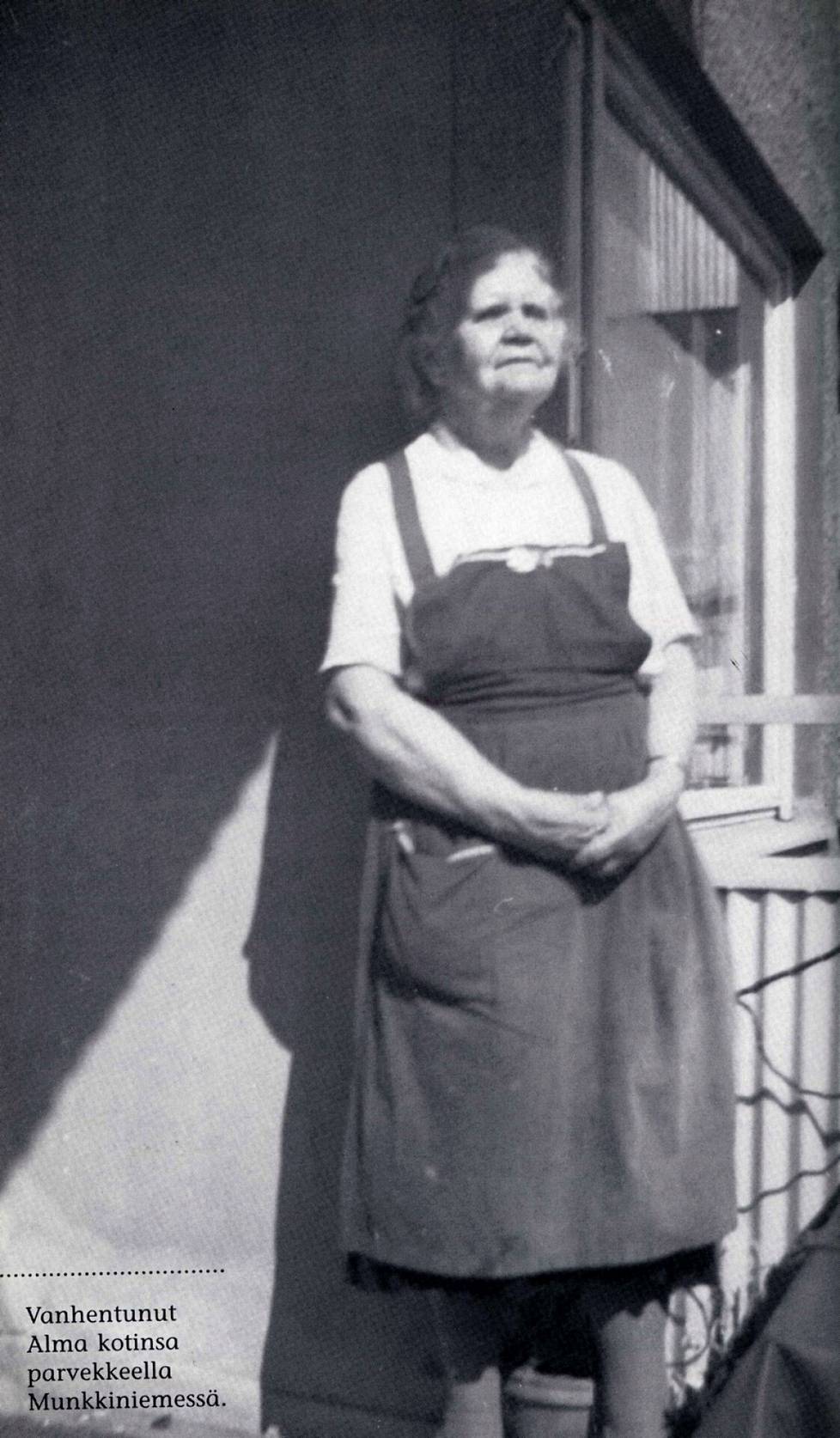 Toimittaja Anu Seppälä (1939–2021) kirjoitti Alma Pihlistä teoksen Jääkukkia keisarinnalle (Ajatus Kirjat, 2003). Siinä on myös yksityiskokoelmista saatuja kuvia, kuten tämä ajoittamaton valokuva Alma Pihlistä kotinsa parvekkeella Munkkiniemessä, jossa hän vietti eläkevuosiaan. Ranteessa oli yhä rippilahjaksi Pietarissa saatu kultainen rannerengas.