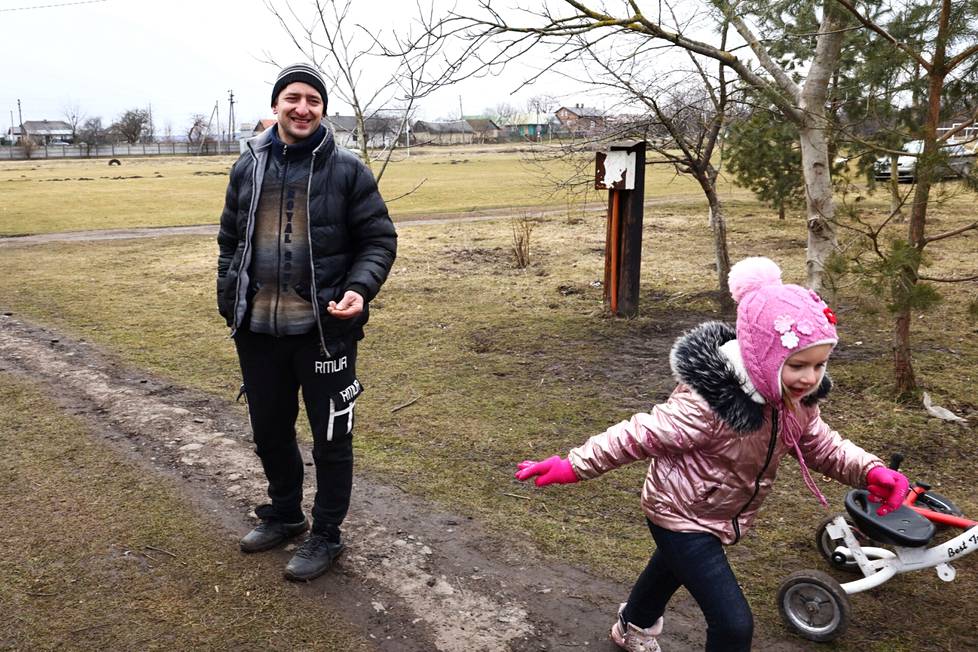 Siivooja Volodymyr Sakalo, 35, jäi työttömäksi sodan vuoksi. Hänen tyttärensä Veronika, 6, leikki Pidhirtsin kylässä torstaina.