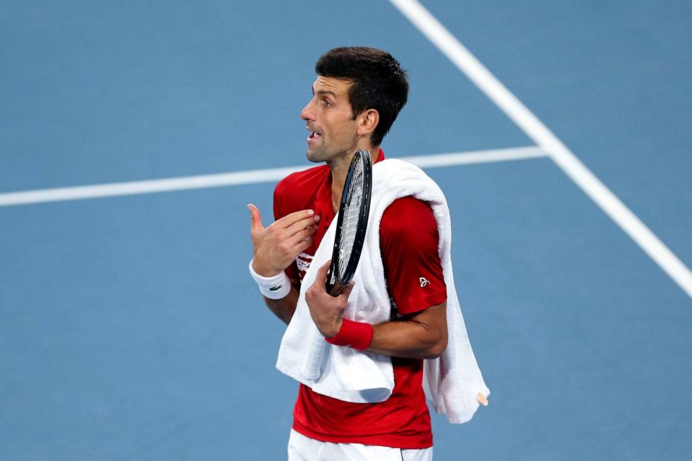 Novak Djokovic kinasteli tuomarin kanssa Sydneyssä tammikuussa 2020 pelatun ATP-turnauksen finaaliottelussa.