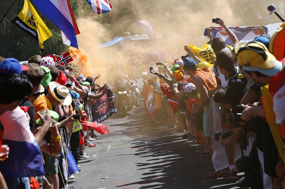 Alpe d’Huez’n perinteikäs nousu on ollut yleisön käytöksen suhteen Ranskan ympäriajon pahimpia paikkoja. Kuva vuoden 2015 kilpailusta.