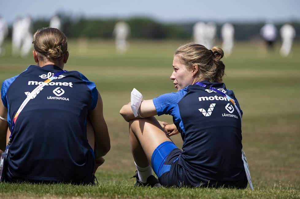 Heidi Kollanen ja Jenny Danielsson (vas.) harjoituskentällä. 