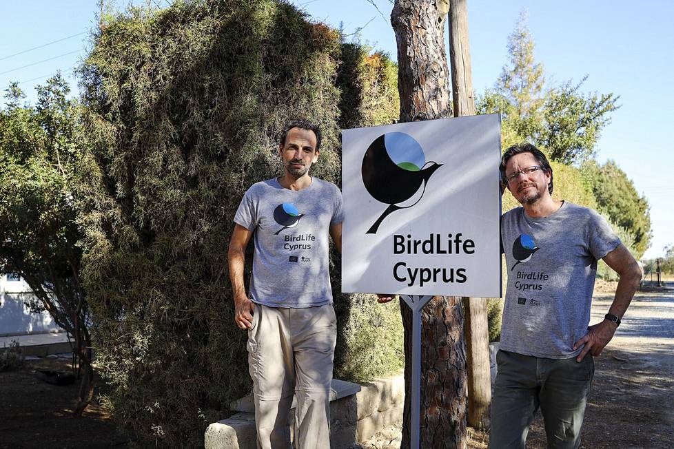 Birdlife Kyproksen salametsästyksen vastaisen kampanjan johtaja Tassos Shialis (vas.) ja johtaja Martin A. Hellicar pelkäävät, että rangaistuksen lieventäminen lisää lintujen laitonta tappamista Kyproksella.