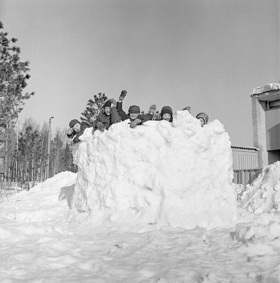 Näin lumilinna rakennettiin vuonna 1967.