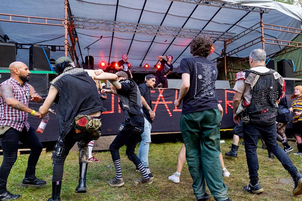 Puntala-rock on punkfestivaali Puntalan leirikeskuksessa, Lempäälässä. Kuvassa esiintyvä Pervitin keräsi mosh pitin mökkilavan edustalle.