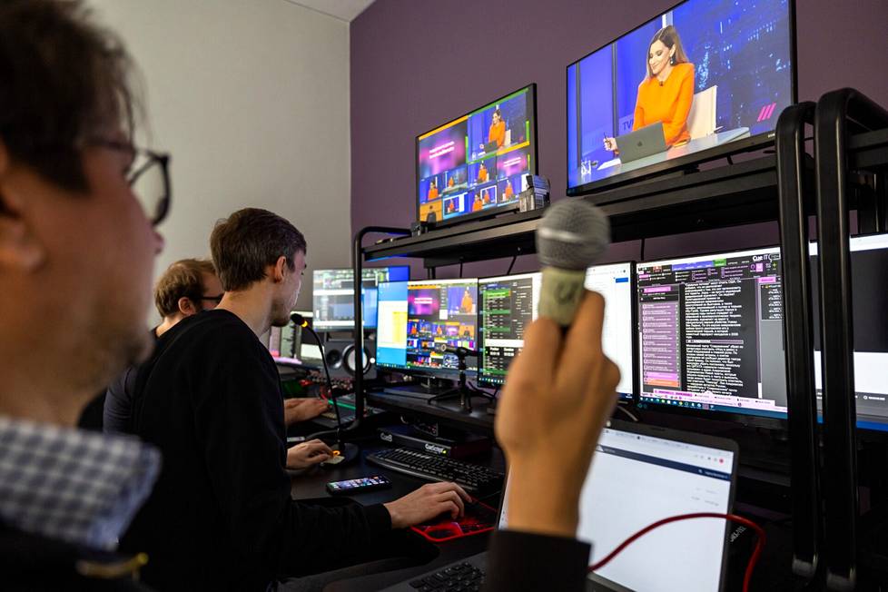 Dožd-televisiokanavan valvomossa Riiassa ohjataan verkkolähetystä. 