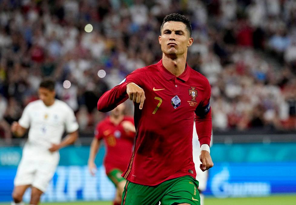 Portugalin Cristiano Ronaldo ampui kaksi rangaistuspotkua Ranskan verkkoon.