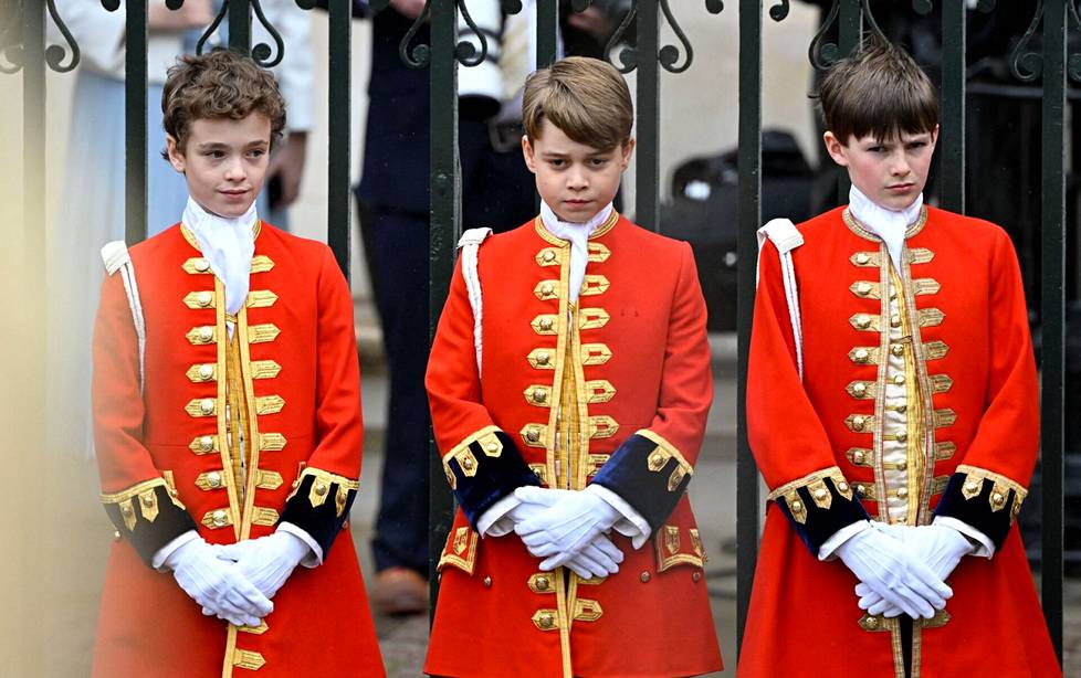 Britannian prinssi George (keskellä) osallistui kruunajaisiin Westminster Abbeyssa.
