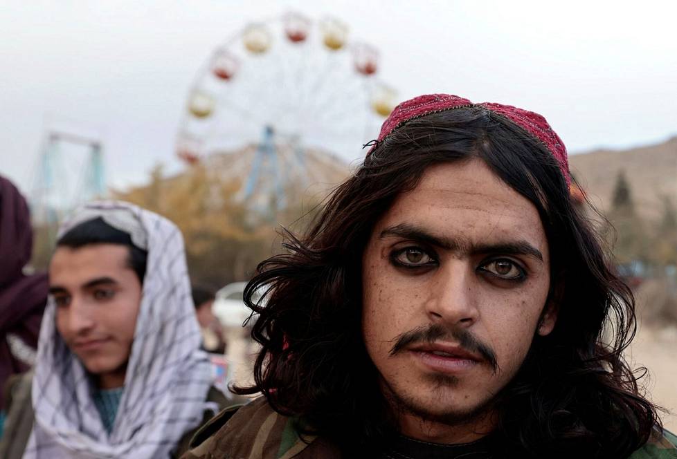 Talebanin taistelija vietti lokakuun lopussa vapaapäivää käymällä huvipuistossa pääkaupunki Kabulissa.