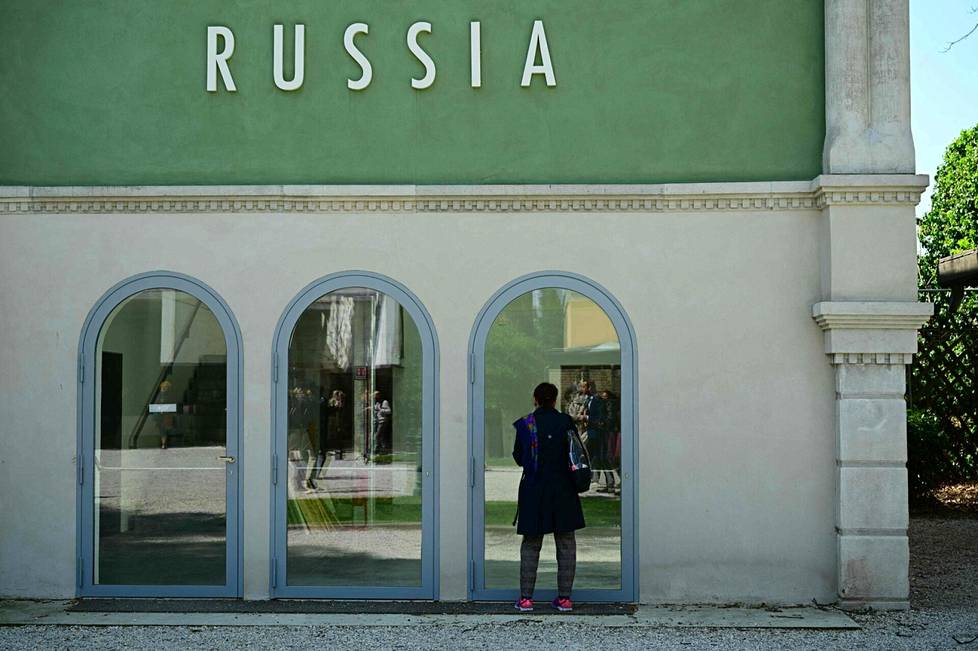 Venäjän paviljonki Venetsiassa on suljettu. Venäläistaiteilijat ja näyttelyn liettualainen kuraattori kieltäytyivät edustamasta Venäjää maan hyökättyä Ukrainaan helmikuussa.