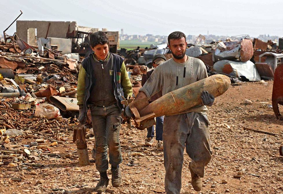 Syyrialaiset keräsivät metalliromua Idlibin alueella keskiviikkona.