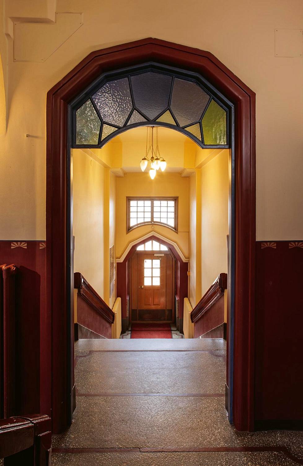 Entrance and vestibule with polygonal vaults, Arch and other abundant decorations. 