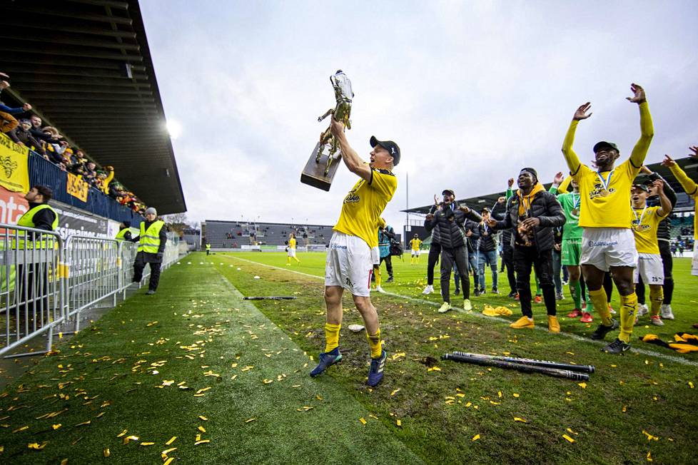 KuPSin pelaajat juhlivat jalkapallon Veikkausliigan mestaruutta Turussa päätöskierroksella lokakuussa.