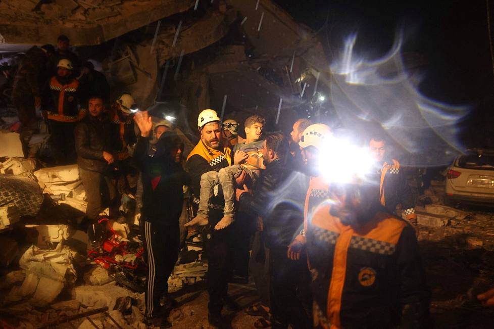 Sortuneesta talosta löytynyttä poikaa kannettiin turvaan Danassa Syyrian Idlibin alueella.