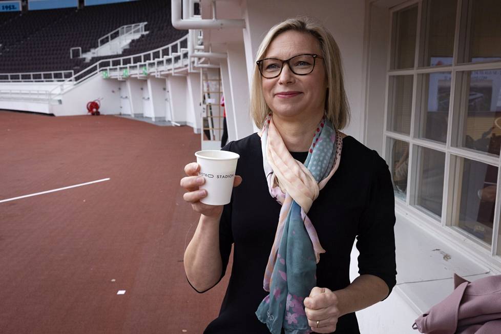 Taina Susiluoto ehti nauttia iltapäiväteet, kun hän tapasi Suomen olympiakomitean yhteistyökumppaneita Helsingin Olympiastadionilla. 