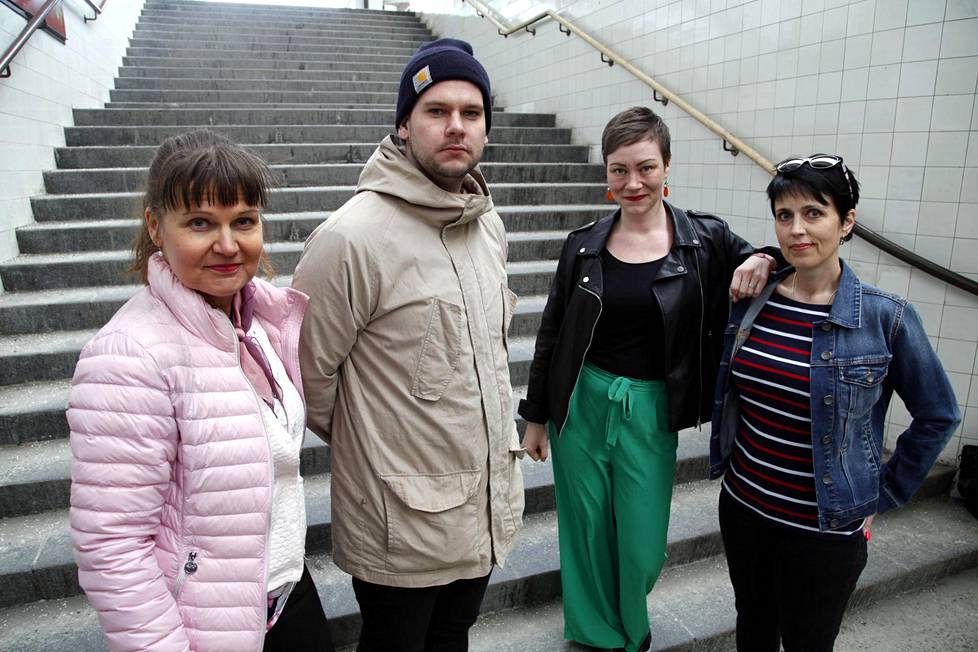 Neljä pelihaitoista kärsinyttä kertoi HS:lle tarinansa. Kuvassa vasemmalta Leena Pihanurmi, Ville Pitkänen, Jenna Mäkelä ja Johanna Laurell.