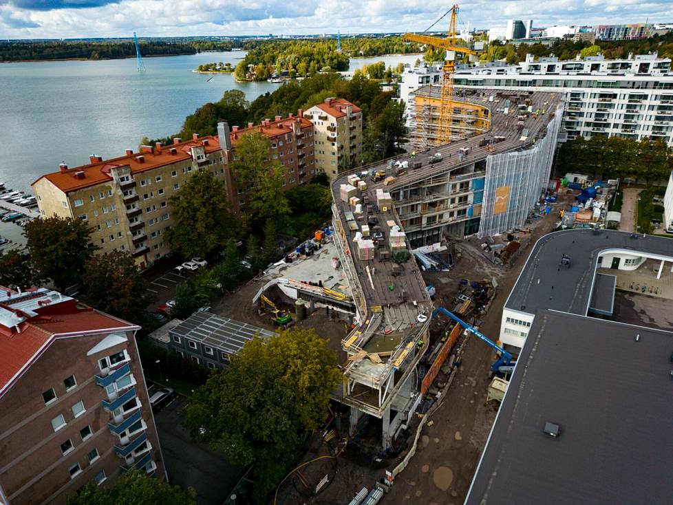 The apartment building at Merikannontie 3 can be seen on the left in the picture.  An apartment building designed by Steven Holl will rise next to it.  There are barracks buildings on the right.