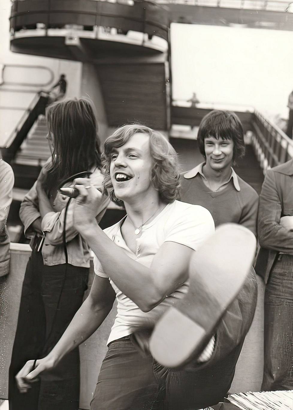 Bore Wanner eli dj Börje soittamassa levyjä ulkoilmatapahtumassa Espoon Soukassa vuonna 1973.