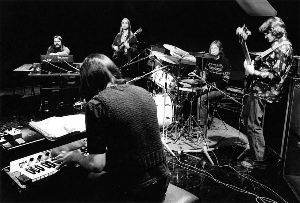 Wigwam vuonna 1977: Heikki ”Pedro” Hietanen (vas.), Jim Pembroke, Pekka Rechardt, Ronnie Österberg ja Måns Groundstroem. Sama kokoonpano soittaa nyt julkaistulla vuoden 1975 livelevyllä. 
