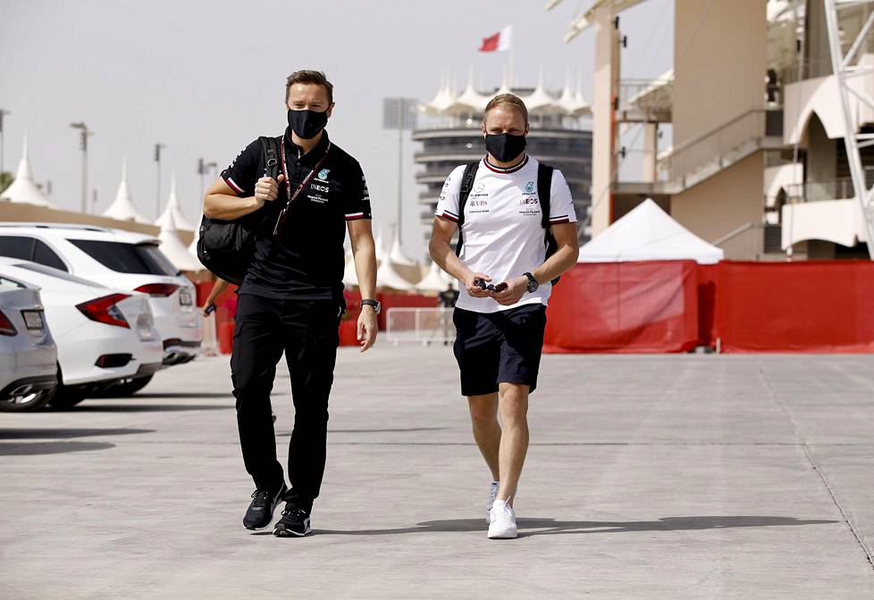 Antti Vierula ja Valtteri Bottas kävelivät Bahrainin radan maisemissa torstaina.