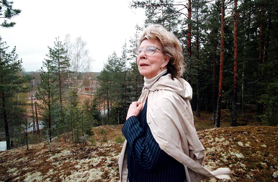 Eeva Joenpelto katseli maisemaa kotonaan Sammatissa vuonna 1998.