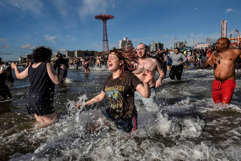 Ihmiset juoksevat uimaan Brooklynissa, New Yorkissa.