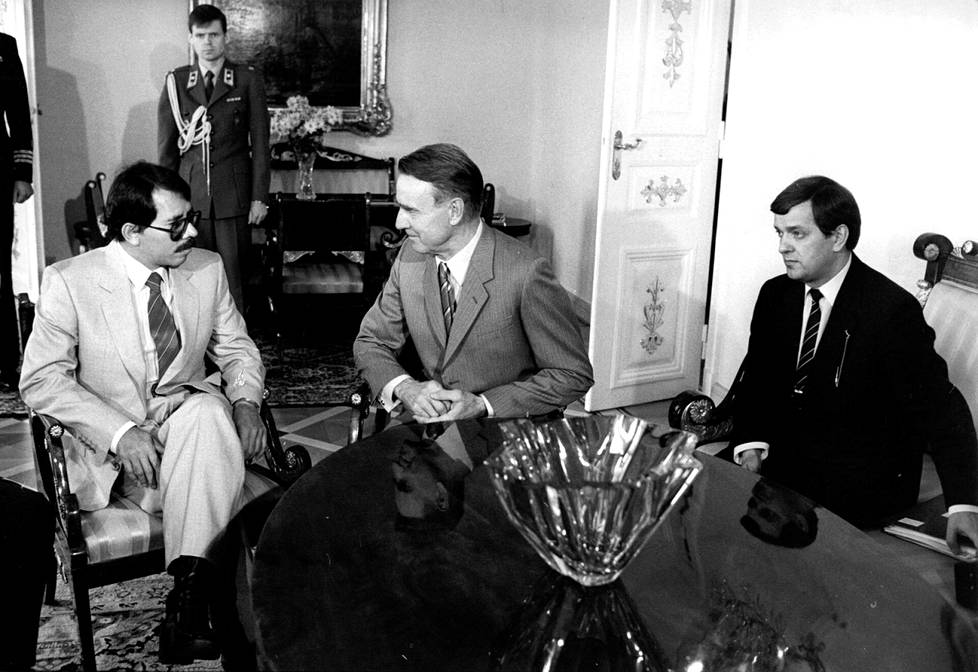 Nicaraguan presidentti Daniel Ortega tapasi Suomen presidentin Mauno Koiviston ja ulkoministeri Paavo Väyrysen Helsingissä vuonna 1985.
