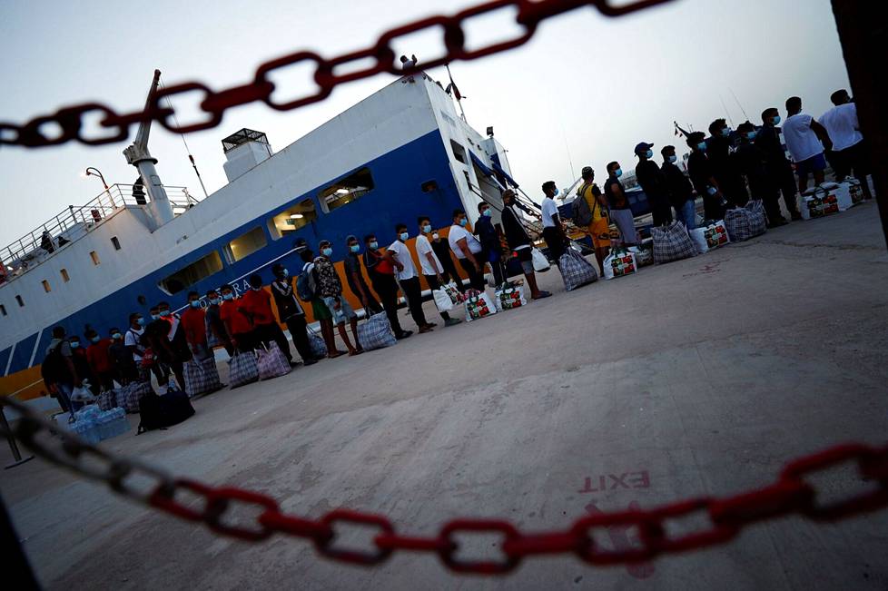 Siirtolaiset odottivat maanantaina laivaa, joka vie heidät Italian Lampedusan saarelta sisämaahan. Tulijoiden määrä Välimerellä on ollut taas nousussa.