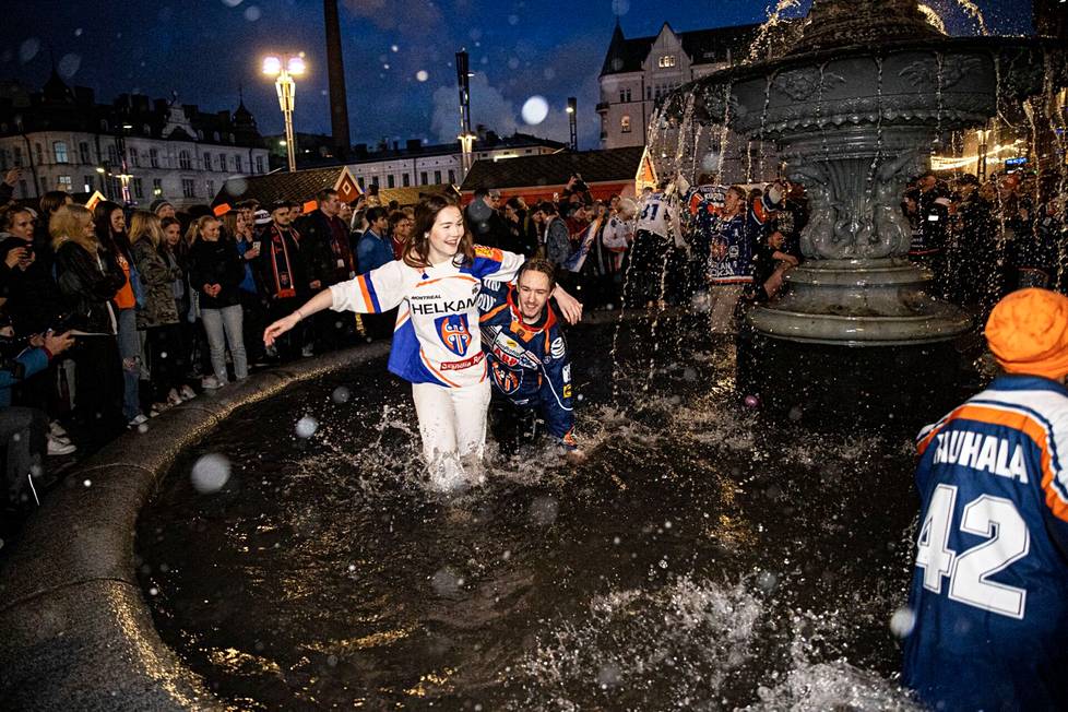 Ei palele! Ensimmäiset fanit pulahtivat Tampereen Keskustorin suihkulähteeseen heti Tapparan voiton jälkeen. Juhlat jatkuvat suihkulähteen ympärillä.