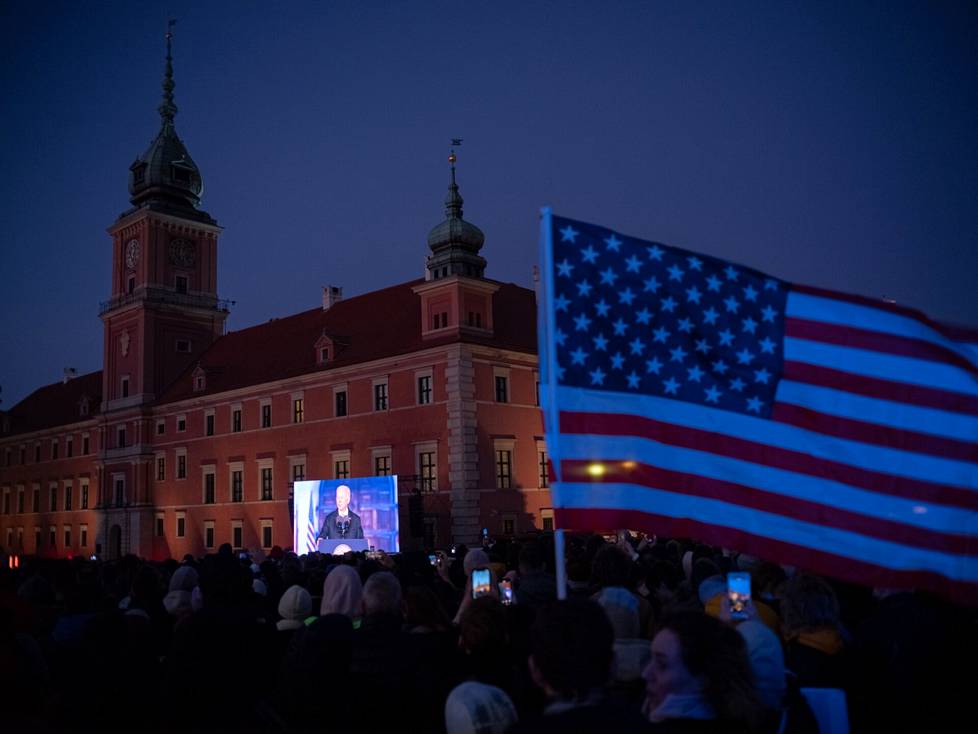 Pari tuhatta ihmistä seurasi Yhdysvaltain presidentin Joe Bidenin puhetta lauantai-iltana Varsovassa suurelta näytöltä Kuninkaallisen linnan aukiolla.