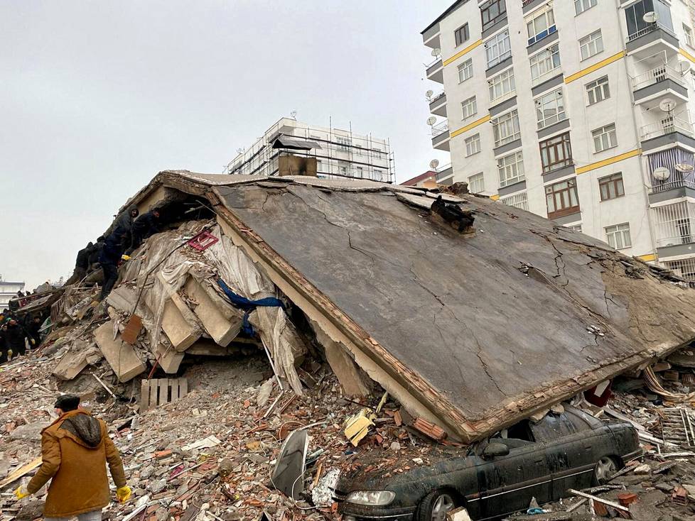 Turkin Diyarbakırissa sortuneen talon alle oli jäänyt autojakin.