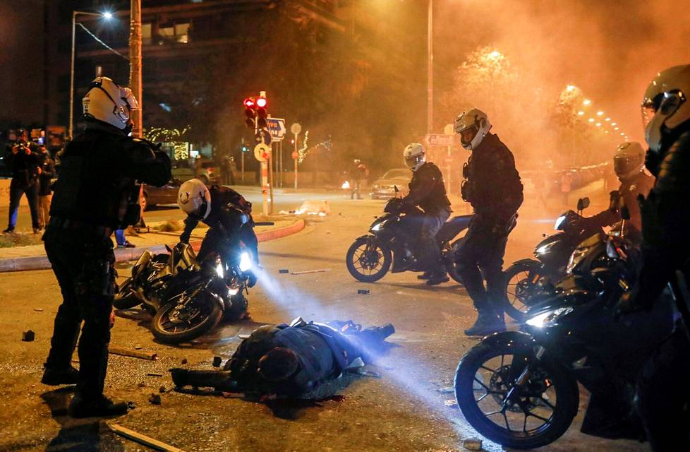 9. maaliskuuta. Kreikkalaisia moottoripyöräpoliiseja loukkaantuneen poliisin ympärillä Ateenassa, kun meneillään oli kokoontumisvapauden rajoittamista koronaepidemian vuoksi vastustavia mielenosoituksia.