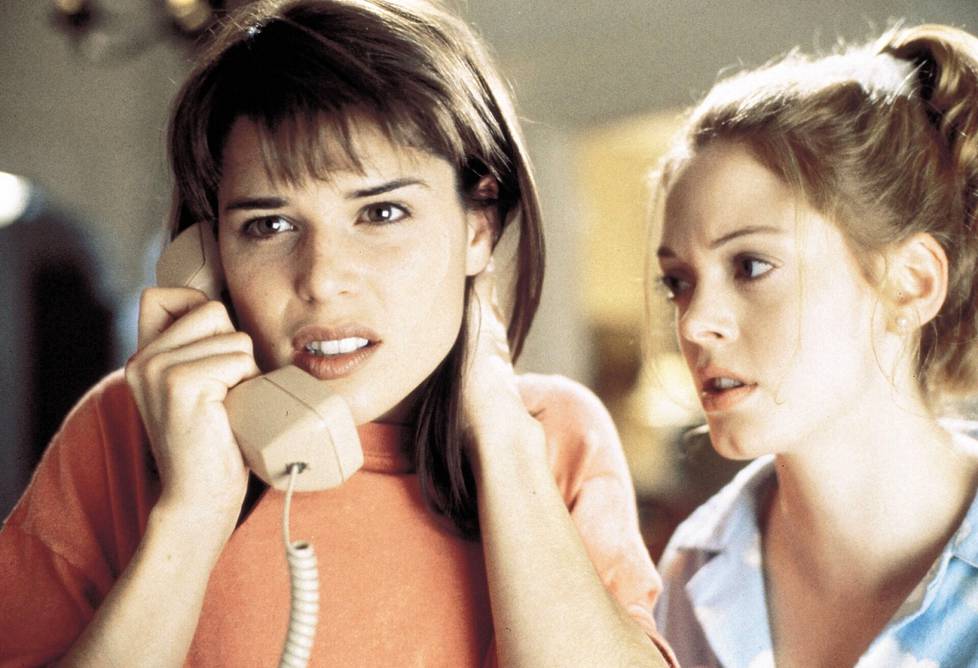 Rose McGowanin (oik.) esittämä Tatum Riley esittää vuoden 1996 Screamissa Sidney Prescottin (Neve Campbell, vas.) hupsua ja roisia parasta kaveria. Ensimmäisen elokuvan jälkeen Screamista on tehty neljä jatko-osaa. Viidennen on tarkoitus ilmestyä ensi vuonna. 