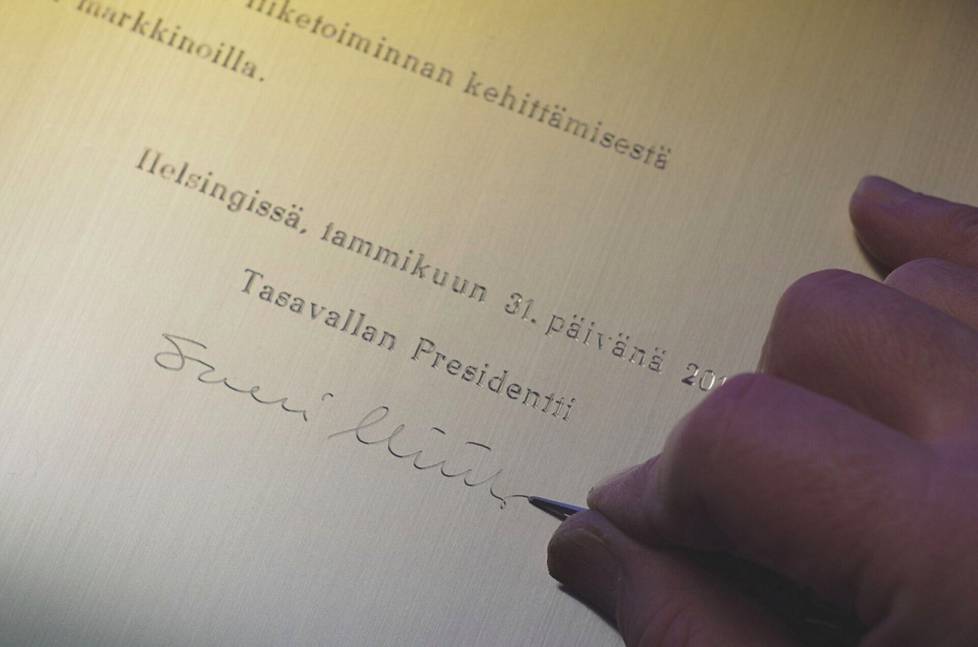 Yksi työläimmistä kaiverrettavista on Teijo Lajusen mukaan ollut Tasavallan Presidentin Kansainvälistymispalkinnon laatta sen sisältämän runsaan tekstin tähden.