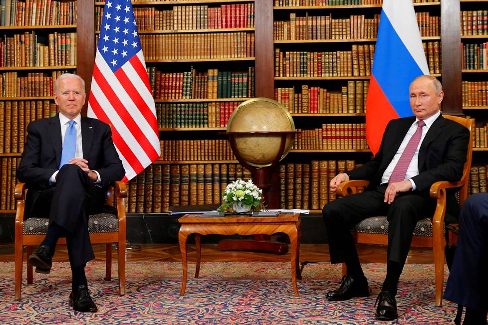 Joe Biden ja Vladimir Putin mahtuivat samaan kuvaan vielä Genevessä kesällä 2021. Nyt Venäjän sotavoimat tuhoavat Ukrainaa Putinin käskystä ja Biden syyttää häntä sotarikoksista. 