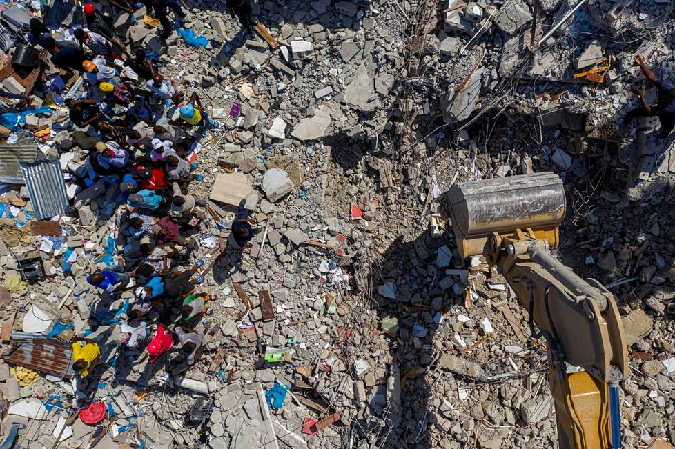 16. elokuuta. Kaivinkone raivasi romahtaneen hotellin raunioita Les Cayesissa, Haitissa. 14. elokuuta tapahtuneessa maanjäristyksessä kuoli yli 2 000 ihmistä. 