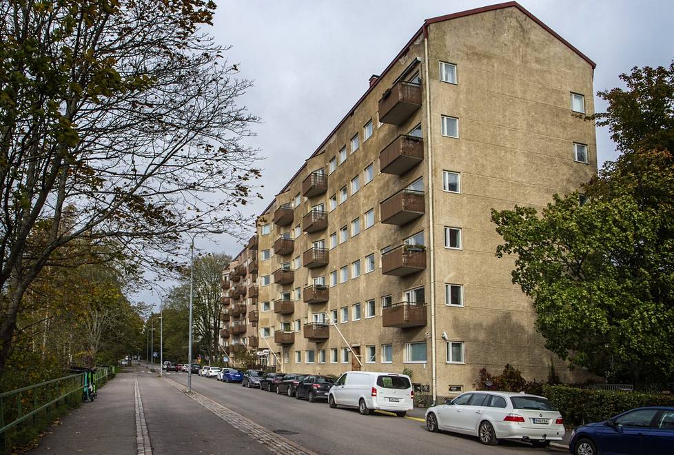 The apartment building at Merikannontie 3 on the shore of Taivallahti is in need of improvement.