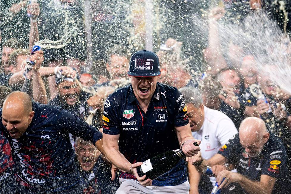 Red Bullin Max Verstappen juhli sunnuntaina formula ykkösten maailmanmestaruutta.