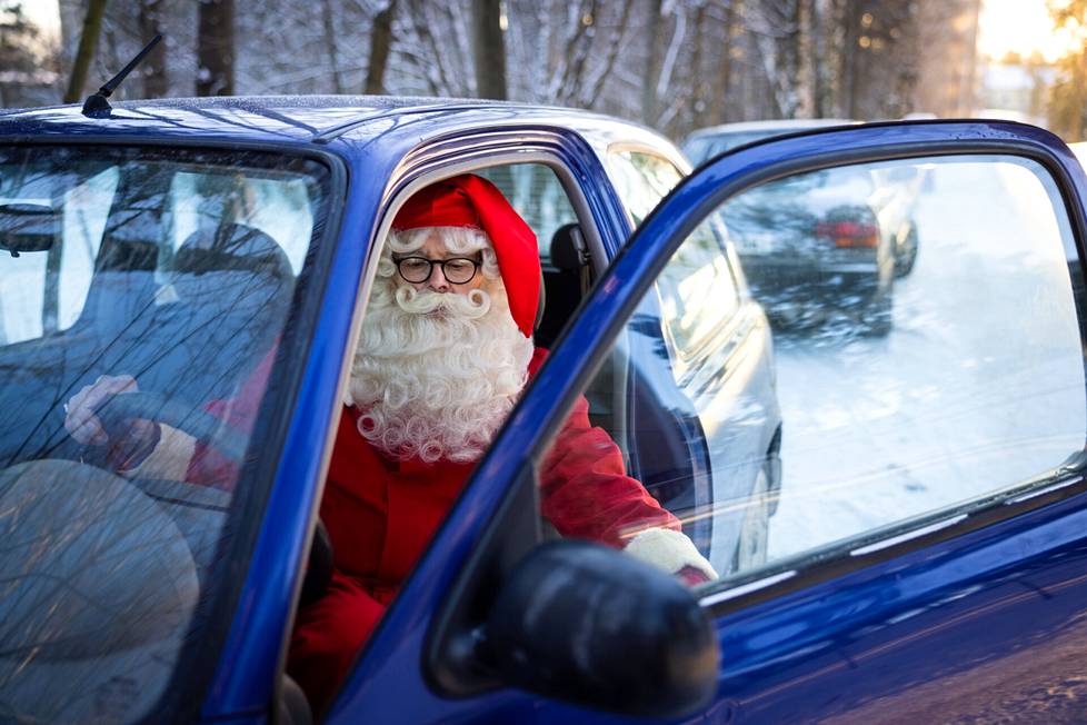 Joulupukki Laitisella on reen sijaan kulkuvälineenä henkilöauto.